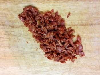 step3: 下蒜蓉、SALAMI條蓉於飯煲中央。