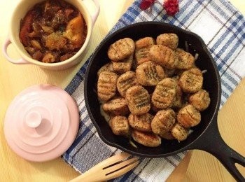 step3: 平底鍋加入橄欖油，放入煮熟的麵疙瘩，再加些鹽和胡椒調味，以中火煎至金黃色翻面，再小火煎個2-3分鐘，起鍋撒上義式香料即可