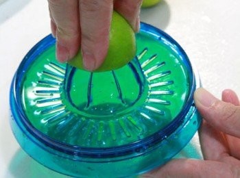 step4: 同時可以利用榨汁器(小柑橘類用)榨出檸檬汁