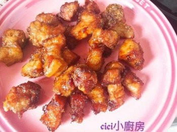 step5: 放入氣炸鍋前，腩排再撲上半茶匙生粉，在炸網掃上油，放入腩排，蓋上防濺蓋，用190°C 氣炸10分鐘後，取出在腩排噴上少許油，再用190°C氣炸5分鐘至金黃色，取出，備用。