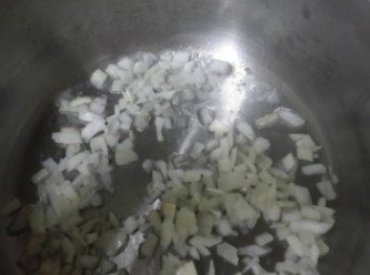 step1: 將洋蔥切丁,馬鈴薯,南瓜切塊備用 起油鍋放入洋蔥丁爆香~