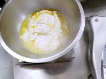 step1: 無鹽奶油+水+鹽巴放入鍋中煮沸後轉中小火 將所有粉類過篩倒入拌炒1分半鐘