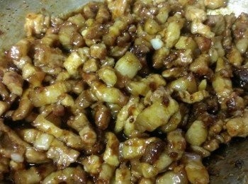 step5: 加入醬油~先抄一下~再放米酒~再炒一下再放 水 ~小火慢燉40~60分鐘~膠質燉出來了就好吃了~