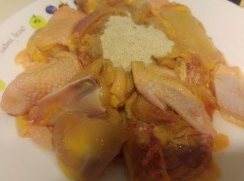 step1: 除口水雞醬和薑蔥備用, 所有醃料醃雞半小時。