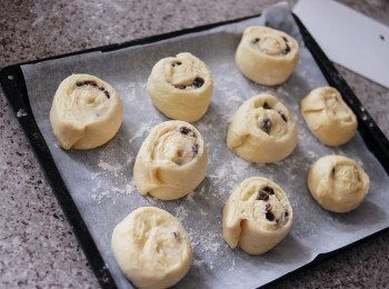 step6: 放在烘焙紙上，蓋上保鮮紙，靜置40分鐘，麵糰會脹大一點。然後放入烤箱220度，烤將20至25分鐘，至表面金黃色即可