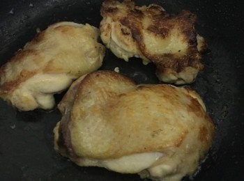 step4: 再燒熱油鑊, 爆香紫洋蔥, 加入雞件快炒, 再加入甘荀及露荀,以少許鹽及糖調味即成