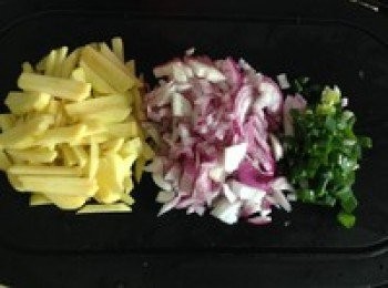 step1: 材料準備好土豆切成條狀（一定不要切太細粗一點點更好吃） 洋蔥切碎蔥處理成蔥花