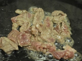 step2: 熱鍋下油，快炒牛肉至五成熟，盛起備用