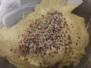 step4: 慢慢將已過篩的粉分幾次加入蛋cream內,輕手攪勻直至沒有粉粒,最後再加入藜麥片攪勻。