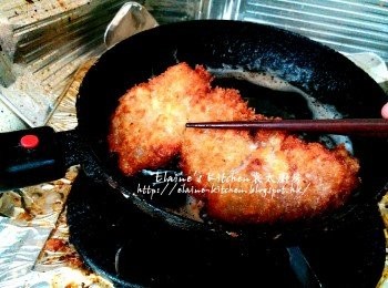 step15: 再餘下一份的油燒熱 , 放入豬扒用慢火慢慢以半煎炸方法至兩面金黃色即可