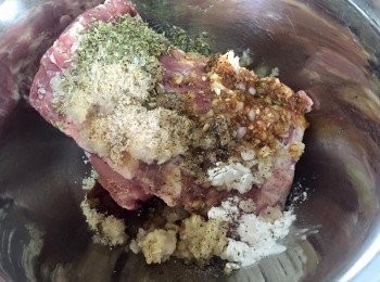 step3: 豬仔骨加入全部醃料拌勻