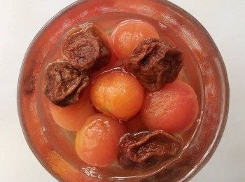 step5: 將做好的話梅水倒入番茄中，放入冰箱冷藏一晚即可。