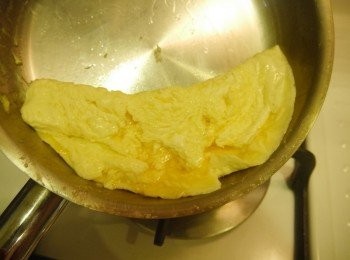 step9: ☞往二側邊撥出弧狀蛋型。