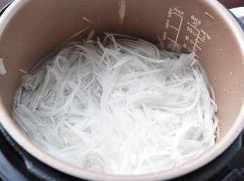 step1: 將白蘿蔔絲放入飛利浦智慧萬用鍋內鍋中，加入600cc水分，並放入少許鹽及白胡椒粉略拌