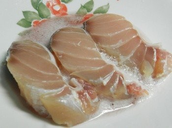 step3: 旗魚肉先泡在義大利LAMBRUSCO 粉紅氣泡酒中