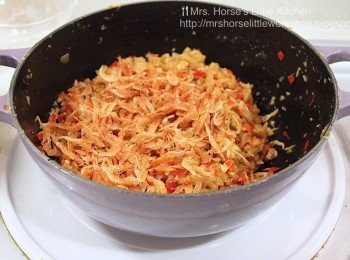 step7: 加入櫻花蝦拌勻。