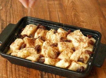 step7: 在麵包粒表面均勻地灑上肉桂粉，再均勻地灑上砂糖。