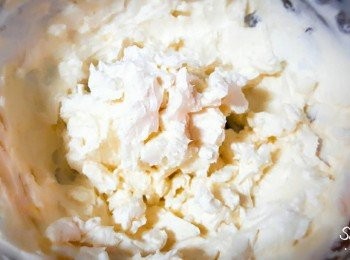 step9: 奶油起司打至泥狀