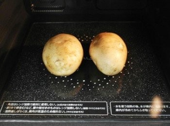 step1: 先將馬鈴薯洗淨後用刀子在馬鈴薯表面劃上十字~~ 放進微波約6-8分鐘左右!!