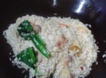 step4: 再倒入沥干的白米加入调味料翻炒片刻，