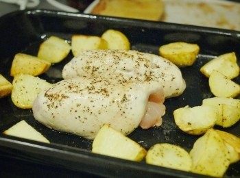 step8: 然後將雞捲放入烤盤內，放入已預熱180度焗爐，焗約15分鐘，或至雞肉全熟即成！