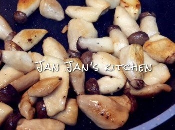 step6: 快炒香菇西芹及稍為調味即可上碟。