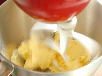 step2: 把已放至軟身的金桶牛油放到大碗中，用電動打蛋器以中慢速打發 2 分鐘至軟滑。