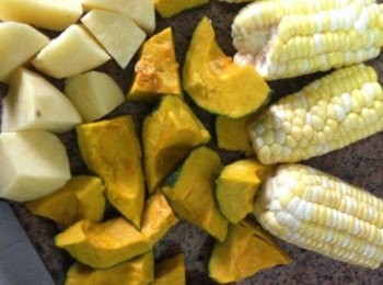 step2: 材料洗淨後，把各樣的南瓜、薯仔和粟米切件。
