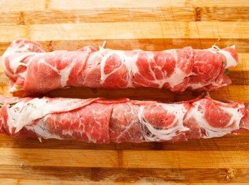 step2: 利用豬肉片把青蔥捲起來。