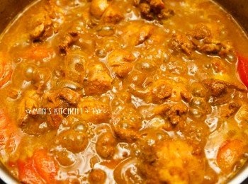 step3: 接著加入蕃茄稍微拌炒後到入高湯，並轉大火煮滾。