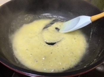 step4: 攪至沒有粉粒成「麵糊狀」杰及重身，再加入半碗雞湯攪均