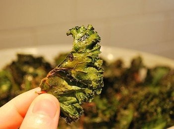 step3: 於300℉/150℃烤箱中烤15~20分鐘，中間將烤盤轉向一次，至酥脆但不至整片焦黑的狀態即可
