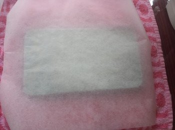 step4: 熨斗開至最熱，將銻盆反轉，放入一張牛油紙。