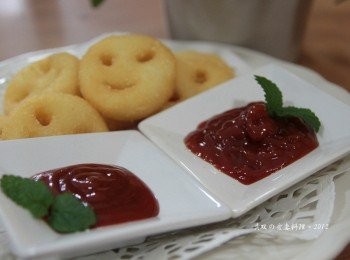 step2: 我特地比了一下和其他品牌的番茄醬，亨氏醬色稍微深一點不會像其他品牌那樣鮮豔，擠出來的樣子因為呈現不規則，不會像其他品牌的呈現平滑裝，可以顯示他是100%天然的的感覺。