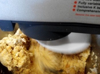 step1: 主面糰做法： 把所有材料（除牛油外）依次倒進攪拌機攪拌成團。