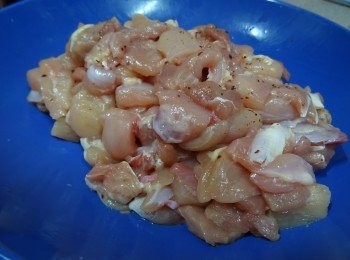 step1: <a href="https://bit.ly/2ZxapeY" target="_blank" data-keyword="雞扒" class="guide-link"><strong>雞扒</strong></a> <span style="display:inline-block;vertical-align:middle;margin-top:-3px;color:initial;border-radius:3px;padding:2px 3px;font-size:12px;line-height:14px;background:#87d300;color:#fff;">即買</span> 去皮切粒， 用 1/3茶匙鹽, 辣椒粉小許(可免）醃20分鐘， 其間處理疏菜