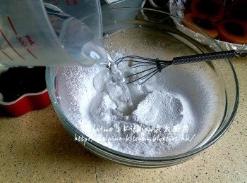 step12: 煮糖水期間將85g粘籽粉及55g澄麵用隔篩 , 篩入大碗內 , 加入1/2杯水拌勻