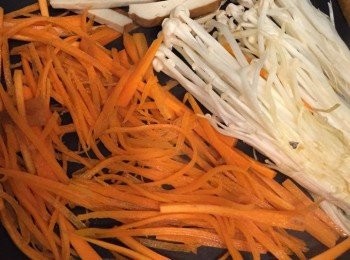 step1: 熱鍋下油份爆薑，下大豆芽菜、甘筍和豆干炒香備用。