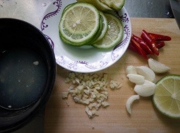 step2: 薑、蒜頭、辣椒切好用調理機或果汁機打碎~ 檸檬榨汁，並切數片檸檬片裝飾備用。