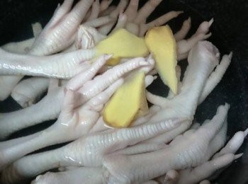 step1: 急凍<a href="https://bit.ly/3kLFTWO" target="_blank" data-keyword="雞腳" class="guide-link"><strong>雞腳</strong></a> <span style="display:inline-block;vertical-align:middle;margin-top:-3px;color:initial;border-radius:3px;padding:2px 3px;font-size:12px;line-height:14px;background:#87d300;color:#fff;">即買</span> 解凍後，洗淨；倒入煲中，加入3片姜出水15分鐘