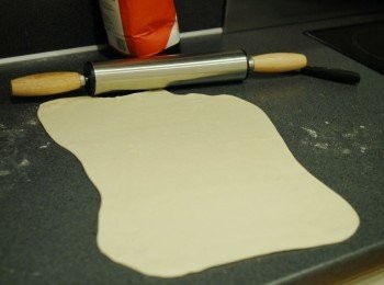 step6: 將麵團擀成約2毫米(mm)厚的長方形，在麵團上灑上麵粉