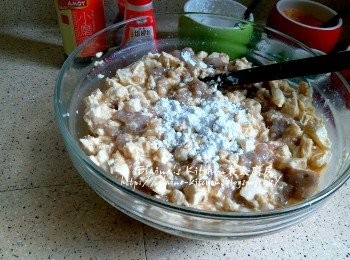 step3: 拌勻好後再加入2茶匙生粉再拌勻