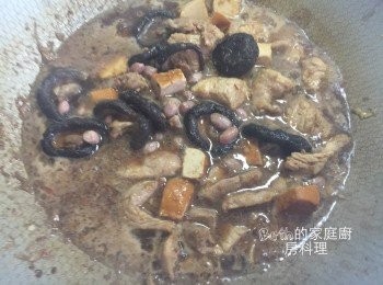 step5: 起油鍋，炒香香菇、薑末，加入豆干、花生、泡香菇水、3大匙醬油、1大匙米酒、1小匙鹽、1大匙白胡椒粉、五香粉、冰糖、八角，加入適量的水蓋過<span class="group_1">食材</span>，中小火滷至湯汁收乾，盛盤備用