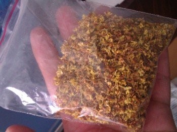 step2: 放入1匙桂花(中藥店有得買)在鍋中稍微攪拌一下