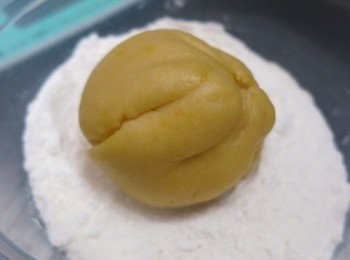 step18: 書法毛筆先用熱水弄散筆頭，再掠乾備用
雞蛋黃+老抽+奶拌勻備用
糖+熱水拌勻備用
焗爐預熱230度
將<span class="group_1">餅皮</span>分成30g 一份
用麵粉棒捍平後，放上餡料，
用手包好後搓成球形，滾上麵粉，入模後壓實成形
成形後的月餅要放入雪櫃半小時