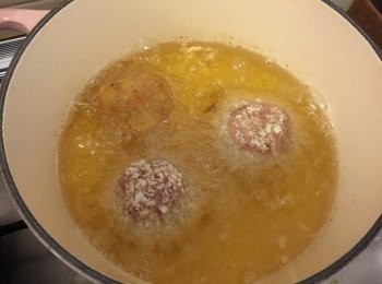 step3: 將鵪鶉蛋包在絞肉內，沾上蛋醬再沾麵包糖；