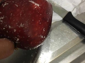 step3: 紅蘋果用刀摑去蘋果表面的臘