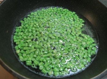 step1: 菜豆切成小塊熱水川燙