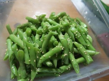 step3: 四季豆斜切拌入麻油大蒜少許鹽巴調味