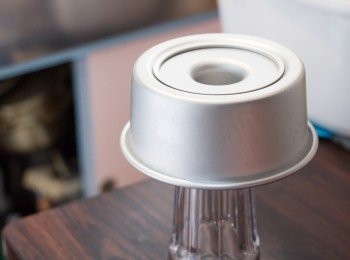 step9: 出爐後立即倒扣，小心蛋糕面不要跟檯面太近因為如果有水氣散不掉會把蛋糕弄濕，完全放涼後脫模即成